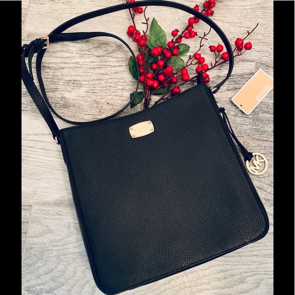 Michael Kors Handbags - Michael Kors Jet Set Travel LG Messenger